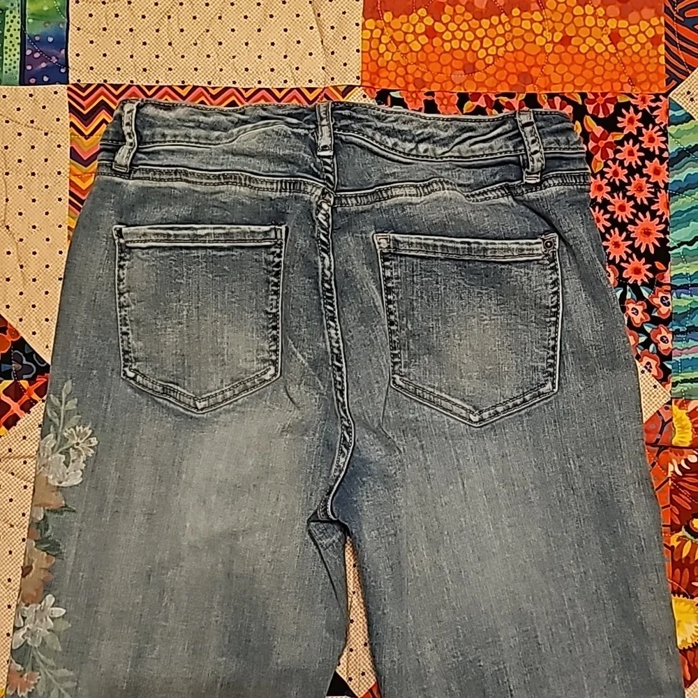 KAARI blue petite straight crop size 10P... painted flowers on left leg-so nice!
